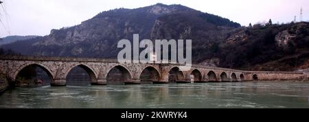 11.12.2014., Visegrad, Bosnien und herzegowina - Mehmed Pasa Sokolovic Bridge, historische Brücke in Visegrad über den Fluss Drina in der ostrepublika Srpska-Einheit Bosnien und Herzegowina. Die Brücke ist weithin bekannt aufgrund des Buches The Bridge on the Drina (1945), das vom kroatischen Schriftsteller Ivo Andric, dem Nobelpreisträger, geschrieben wurde. Foto: Boris Scitar/Vecernji list/PIXSELL Stockfoto