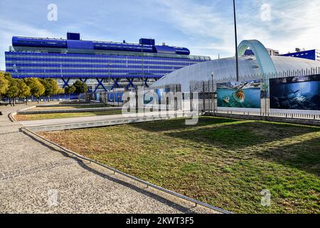 Marseille, Frankreich. 27.. November 2022. Blick auf das Hotel Du Département des Bouches-du-Rhône (L) und Le Dôme de Marseille (R). Kredit: SOPA Images Limited/Alamy Live News Stockfoto