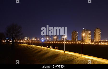 13.01.2015., Kroatien, Zagreb - Nachtsicht auf die Stadt Zagreb, Blick von der Sava-Brücke auf Cvjetno naselje. Foto: Marko Prpic/PIXSELL Stockfoto