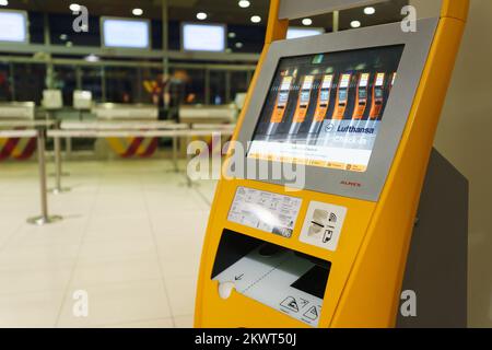 KÖLN, DEUTSCHLAND - 18. September: Check-in-Automaten der Lufthansa am 18. September 2014. Lufthansa ist die nationale Fluggesellschaft Deutschlands und gleichzeitig die größte Fluggesellschaft in der EU Stockfoto