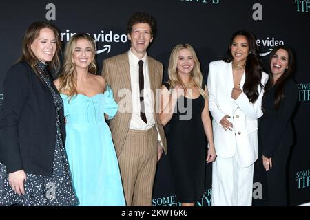 29. November 2022, Century City, CA, USA: LOS ANGELES - NOV 29: Guest, Zoey Deutch, Daryl Wein, Reese Witherspoon, Shay Mitchell, Lauren Levy Neustadter bei The Something from Tiffany's Premiere auf der AMC 14 am 29. November 2022 in Century City, CA (Kreditbild: © Kay Blake/ZUMA Press Wire) Stockfoto