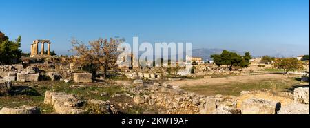 Korinth, Griechenland - 8. November 2022: Panoramablick auf die Ruinen des antiken Korinth in Südgriechenland Stockfoto