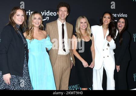 29. November 2022, Century City, CA, USA: LOS ANGELES - NOV 29: Guest, Zoey Deutch, Daryl Wein, Reese Witherspoon, Shay Mitchell, Lauren Levy Neustadter bei The Something from Tiffany's Premiere auf der AMC 14 am 29. November 2022 in Century City, CA (Kreditbild: © Kay Blake/ZUMA Press Wire) Stockfoto