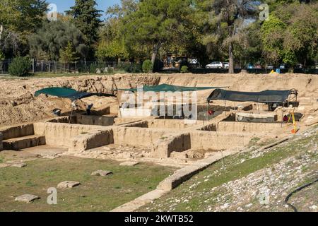 Olympia, Griechenland - 11. November 2022: Blick auf Archäologen an einer Ausgrabungsstätte auf dem Gelände des antiken Olympia Stockfoto