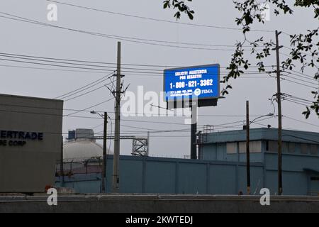 Hurrikan/Tropischer Sturm schwerer Sturm - San Juan, Puerto Rico, 3. Januar 2000 Anmeldeinformationen Reklametafel in San Juan (Miramar), Puerto Rico. Im Rahmen der Partnerschaft der FEMA mit dem privaten Sektor wurde eine FEMA-Reklametafel in San Juan in Betrieb genommen, um den Registrierungsprozess zugunsten der Überlebenden zu fördern. Eliud Echevarria/FEMA Ort:. Puerto Rico Hurrikan Irene. Fotos zu Katastrophen- und Notfallmanagementprogrammen, Aktivitäten und Beamten Stockfoto