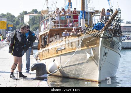 Split, Kroatien - Leiche eines unglücklichen Iren im Meer gefunden. Die Leiche wird in die Pathologieabteilung des Split KBC Firule transportiert, wo die Autopsie die Todesursache bestimmen wird. Der Ire verschwand am frühen Dienstag und folgte einer intensiven Suche. An diesem Tag kletterte ein junger Mann (der anscheinend beim Ultra Europe Festival war) auf den Mast des verankerten Bootes Sagena, von wo aus es ins Meer stürzte und höchstwahrscheinlich ertrank. Seine Freunde sahen zu, wie die Leiche extrahiert wurde und weinten. Stockfoto