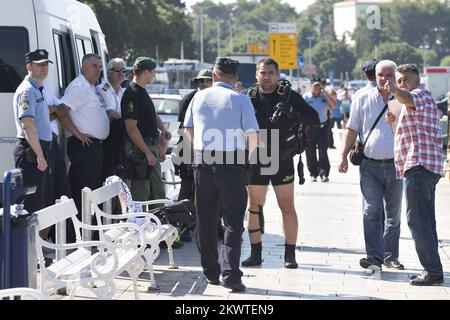 Split, Kroatien - Leiche eines unglücklichen Iren im Meer gefunden. Die Leiche wird in die Pathologieabteilung des Split KBC Firule transportiert, wo die Autopsie die Todesursache bestimmen wird. Der Ire verschwand am frühen Dienstag und folgte einer intensiven Suche. An diesem Tag kletterte ein junger Mann (der anscheinend beim Ultra Europe Festival war) auf den Mast des verankerten Bootes Sagena, von wo aus es ins Meer stürzte und höchstwahrscheinlich ertrank. Seine Freunde sahen zu, wie die Leiche extrahiert wurde und weinten. Stockfoto