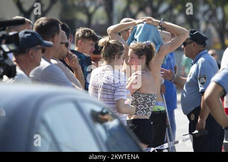 Split, Kroatien - Leiche eines unglücklichen Iren im Meer gefunden. Die Leiche wird in die Pathologieabteilung des Split KBC Firule transportiert, wo die Autopsie die Todesursache bestimmen wird. Der Ire verschwand am frühen Dienstag und folgte einer intensiven Suche. An diesem Tag kletterte ein junger Mann (der anscheinend beim Ultra Europe Festival war) auf den Mast des verankerten Bootes Sagena, von wo aus es ins Meer stürzte und höchstwahrscheinlich ertrank. Seine Freunde sahen zu, wie die Leiche extrahiert wurde und weinten. Stockfoto