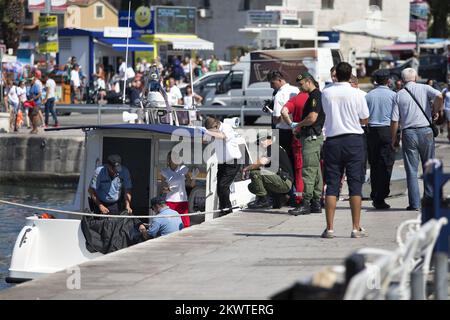 Split, Kroatien - Leiche eines unglücklichen Iren im Meer gefunden. Die Leiche wird in die Pathologieabteilung des Split KBC Firule transportiert, wo die Autopsie die Todesursache bestimmen wird. Der Ire verschwand am frühen Dienstag und folgte einer intensiven Suche. An diesem Tag kletterte ein junger Mann (der anscheinend beim Ultra Europe Festival war) auf den Mast des verankerten Bootes Sagena, von wo aus es ins Meer stürzte und höchstwahrscheinlich ertrank. Seine Freunde sahen zu, wie die Leiche extrahiert wurde und weinten. Stockfoto