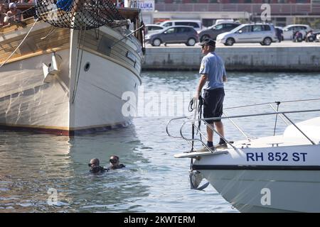 Split, Kroatien - Leiche eines unglücklichen Iren im Meer gefunden. Die Leiche wird in die Pathologieabteilung des Split KBC Firule transportiert, wo die Autopsie die Todesursache bestimmen wird. Der Ire verschwand am frühen Dienstag und folgte einer intensiven Suche. An diesem Tag kletterte ein junger Mann (der anscheinend beim Ultra Europe Festival war) auf den Mast des verankerten Bootes Sagena, von wo aus es ins Meer stürzte und höchstwahrscheinlich ertrank. Seine Freunde sahen zu, wie die Leiche extrahiert wurde und weinten. Stockfoto