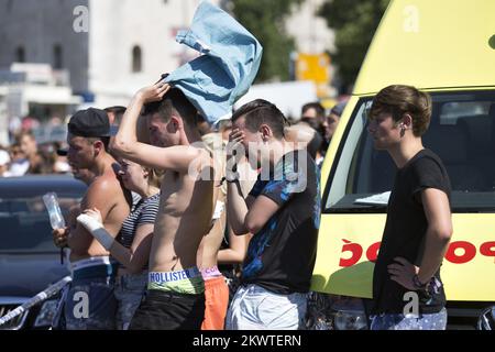 Split, Kroatien - Leiche eines unglücklichen Iren im Meer gefunden. Die Leiche wird in die Pathologieabteilung des Split KBC Firule transportiert, wo die Autopsie die Todesursache bestimmen wird. Der Ire verschwand am frühen Dienstag und folgte einer intensiven Suche. An diesem Tag kletterte ein junger Mann (der anscheinend beim Ultra Europe Festival war) auf den Mast des verankerten Bootes Sagena, von wo aus es ins Meer stürzte und höchstwahrscheinlich ertrank. Seine Freunde sahen zu, wie die Leiche extrahiert wurde und weinten. Stockfoto