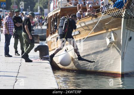Split, Kroatien - Leiche eines unglücklichen Iren im Meer gefunden. Die Leiche wird in die Pathologieabteilung des Split KBC Firule transportiert, wo die Autopsie die Todesursache bestimmen wird. Der Ire verschwand am frühen Dienstag und folgte einer intensiven Suche. An diesem Tag kletterte ein junger Mann (der anscheinend beim Ultra Europe Festival war) auf den Mast des verankerten Bootes Sagena, von wo aus es ins Meer stürzte und höchstwahrscheinlich ertrank. Seine Freunde sahen zu, wie die Leiche extrahiert wurde und weinten. Stockfoto