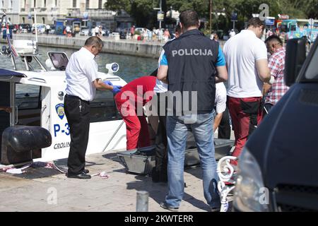 Split, Kroatien - Leiche eines unglücklichen Iren im Meer gefunden. Die Leiche wird in die Pathologieabteilung des Split KBC Firule transportiert, wo die Autopsie die Todesursache bestimmen wird. Der Ire verschwand am frühen Dienstag und folgte einer intensiven Suche. An diesem Tag kletterte ein junger Mann (der anscheinend beim Ultra Europe Festival war) auf den Mast des verankerten Bootes Sagena, von wo aus es ins Meer stürzte und höchstwahrscheinlich ertrank. Seine Freunde sahen zu, wie die Leiche extrahiert wurde und weinten. Stockfoto