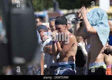 Split, Kroatien - Leiche eines unglücklichen Iren im Meer gefunden. Die Leiche wird in die Pathologieabteilung des Split KBC Firule transportiert, wo die Autopsie die Todesursache bestimmen wird. Der Ire verschwand am frühen Dienstag und folgte einer intensiven Suche. An diesem Tag kletterte ein junger Mann (der anscheinend beim Ultra Europe Festival war) auf den Mast des verankerten Bootes Sagena, von wo aus es ins Meer stürzte und höchstwahrscheinlich ertrank. Seine Freunde sahen zu, wie die Leiche extrahiert wurde und weinten. Stockfoto