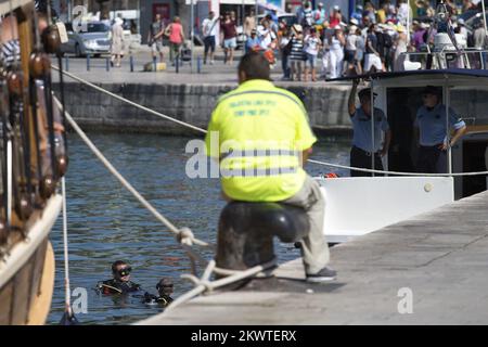 Split, Kroatien - Leiche eines unglücklichen Iren im Meer gefunden. Die Leiche wird in die Pathologieabteilung des Split KBC Firule transportiert, wo die Autopsie die Todesursache bestimmen wird. Der Ire verschwand am frühen Dienstag und folgte einer intensiven Suche. An diesem Tag kletterte ein junger Mann (der anscheinend beim Ultra Europe Festival war) auf den Mast des verankerten Bootes Sagena, von wo aus es ins Meer stürzte und höchstwahrscheinlich ertrank. Seine Freunde sahen zu, wie die Leiche extrahiert wurde und weinten. Stockfoto