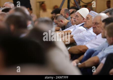 17.07.2015., Kroatien, Zagreb - mit sabah-namaz, dem Morgengebet, in der Moschee begann die Feier des ersten Tages von Eid al-Fitr. Es ist das zentrale Fest des Islam und wird nach dreißig Tagen Fast gefeiert. Das Hauptgebet, bajram-namaz, im Islamischen Zentrum wurde von Mufti dr. angeführt. Aziz ef. Hasanovic. Stockfoto