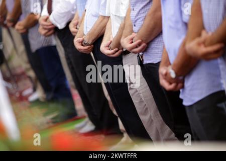 17.07.2015., Kroatien, Zagreb - mit sabah-namaz, dem Morgengebet, in der Moschee begann die Feier des ersten Tages von Eid al-Fitr. Es ist das zentrale Fest des Islam und wird nach dreißig Tagen Fast gefeiert. Das Hauptgebet, bajram-namaz, im Islamischen Zentrum wurde von Mufti dr. angeführt. Aziz ef. Hasanovic. Stockfoto