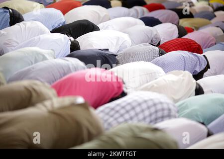 17.07.2015., Kroatien, Zagreb - mit sabah-namaz, dem Morgengebet, in der Moschee begann die Feier des ersten Tages von Eid al-Fitr. Es ist das zentrale Fest des Islam und wird nach dreißig Tagen Fast gefeiert. Das Hauptgebet, bajram-namaz, im Islamischen Zentrum wurde von Mufti dr. angeführt. Aziz ef. Hasanovic. Stockfoto