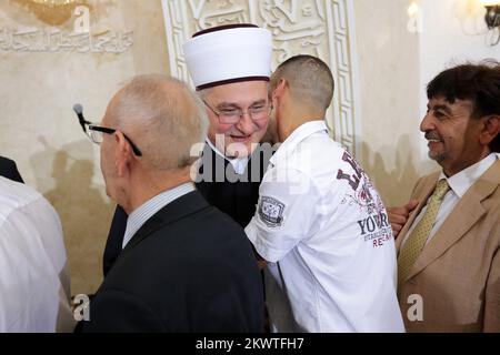 17.07.2015., Kroatien, Zagreb - mit sabah-namaz, dem Morgengebet, in der Moschee begann die Feier des ersten Tages von Eid al-Fitr. Es ist das zentrale Fest des Islam und wird nach dreißig Tagen Fast gefeiert. Das Hauptgebet, bajram-namaz, im Islamischen Zentrum wurde von Mufti dr. angeführt. Aziz ef. Hasanovic. Stockfoto