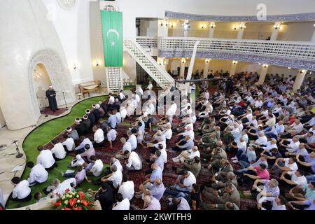 17.07.2015., Kroatien, Zagreb - mit sabah-namaz, dem Morgengebet, in der Moschee begann die Feier des ersten Tages von Eid al-Fitr. Es ist das zentrale Fest des Islam und wird nach dreißig Tagen Fast gefeiert. Das Hauptgebet, bajram-namaz, im Islamischen Zentrum wurde von Mufti dr. angeführt. Aziz ef. Hasanovic. Stockfoto