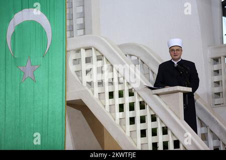 17.07.2015., Kroatien, Zagreb - mit sabah-namaz, dem Morgengebet, in der Moschee begann die Feier des ersten Tages von Eid al-Fitr. Es ist das zentrale Fest des Islam und wird nach dreißig Tagen Fast gefeiert. Das Hauptgebet, bajram-namaz, im Islamischen Zentrum wurde von Mufti dr. angeführt. Aziz ef. Hasanovic. Stockfoto