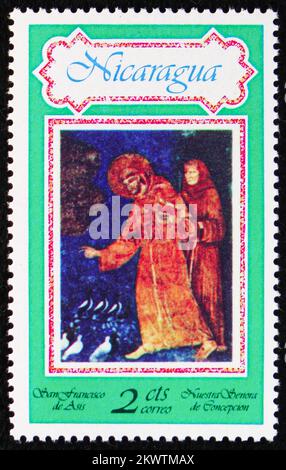 MOSKAU, RUSSLAND - 29. OKTOBER 2022: Poststempel in Nicaragua zeigt St. Franziskus von Assisi (1181-1226), italienischer katholischer Mönch, Kanonisierung von Stockfoto