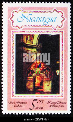 MOSKAU, RUSSLAND - 29. OKTOBER 2022: Poststempel in Nicaragua zeigt St. Franziskus von Assisi (1181-1226), italienischer katholischer Mönch, Kanonisierung von Stockfoto