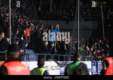 Fans auf den Tribünen zeigen ihre Unterstützung Stockfoto