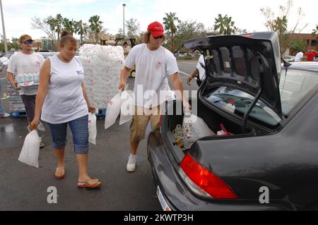 Hurrikan Wilma, Hollywood, FL, 1. November 2005 Freiwillige Keri Potts, Left und William White helfen in einem Vertriebszentrum am Oakwood Plaza beim Laden von Eis und Wasser für Einwohner, die vom Hurrikan Wilma betroffen sind. Fotos zu Katastrophen- und Notfallmanagementprogrammen, Aktivitäten und Beamten Stockfoto