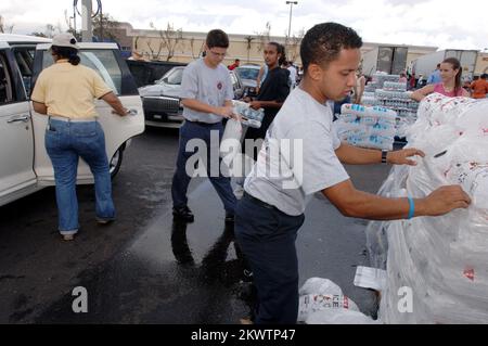 Hurricane Wilma, Hollywood, FL, 1. November 2005 Volunteer Mario Lascano, Hollywood Fire Department Explorer Mitglied, hilft bei der Ladung von Eis und Wasser in einem Auslieferungszentrum am Oakwood Plaza für Einwohner, die vom Hurrikan Wilma betroffen sind. Fotos zu Katastrophen- und Notfallmanagementprogrammen, Aktivitäten und Beamten Stockfoto