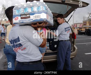 Hurrikan Wilma, Hollywood, FL, 1. November 2005 Freiwillige Mario Lascano, Left, und Aaron Morris, Right, beide Mitglieder der Hollywood Fire Department Explorer helfen, Eis und Wasser in einem Auslieferungszentrum am Oakwood Plaza für Einwohner zu laden, die vom Hurrikan Wilma betroffen sind. Fotos zu Katastrophen- und Notfallmanagementprogrammen, Aktivitäten und Beamten Stockfoto