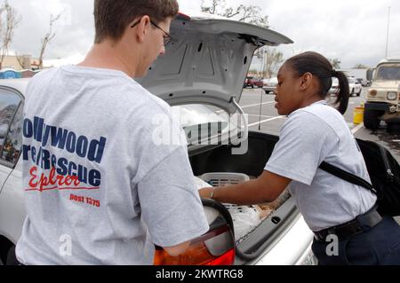 Hurrikan Wilma, Hollywood, FL, 1. November 2005 Volunteer Jessica Hope, Right und Aaron Morris, beide Mitglieder der Hollywood Fire Department Explorer helfen, Eis und Wasser in einem Vertriebszentrum am Oakwood Plaza für Einwohner zu laden, die vom Hurrikan Wilma betroffen sind. Fotos zu Katastrophen- und Notfallmanagementprogrammen, Aktivitäten und Beamten Stockfoto