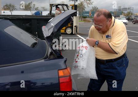 Hurricane Wilma, Hollywood, FL, 1. November 2005 United Way Freiwilliger Bennett Lorman, lädt Eis und Wasser in einem Verteilungszentrum am Oakwood Plaza für Einwohner, die von Hurricane Wilma betroffen sind. Fotos zu Katastrophen- und Notfallmanagementprogrammen, Aktivitäten und Beamten Stockfoto