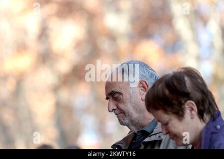 16.11.2015., Kroatien, Zagreb - während des ganzen Tages legen die Bürger Blumen und Kerzen vor die Botschaft Frankreichs zu Ehren der Opfer des Terroranschlags in Paris. Foto: Patrik Macek/PIXSELL Stockfoto