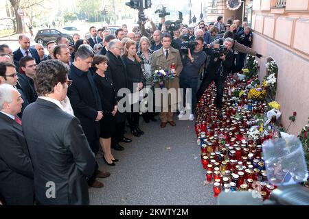 15.11.2015. Kroatien, Zagreb - genau um 12 Uhr legte Ministerpräsident Zoran Milanovic Blumen und brennende Kerzen vor die französische Botschaft, um die Opfer des Terroranschlags in Paris zu ehren. Foto: Patrik Macek/PIXSELL Stockfoto