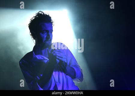 Tom Smith von der englischen Rockband Editors tritt in Zagreb, Kroatien, auf. Stockfoto