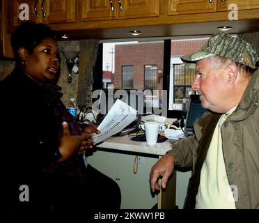 Severe Storms and Tornadoes, Madisonville, Ky, 6. Dezember 2005 – FEMA Applicant Services Specialist Kristy Jackson (links) beantwortet Fragen zu Katastrophenprogrammen für den Antragsteller Don Johnston. F4 Tornados trafen am 15.. November in den Provinzen Hopkins und Marshall in West-Kentucky, und am 1. Dezember wurde eine staatliche Deklaration herausgegeben. Gewinnen Sie ein Foto von Henderson/FEMA. Fotos zu Katastrophen- und Notfallmanagementprogrammen, Aktivitäten und Beamten Stockfoto