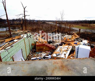 Schwere Stürme und Tornados, Madisonville, Ky, 8. Dezember 2005 – nichts als die schiefe Westwand der Stiftung eines Hauses ist nach einem Tornado von F4 am Nachmittag des 15. November erhalten geblieben. Einwohner der Bezirke Hopkins und Marshall im Westen Kentuckys wurden am 1. Dezember für staatliche Katastrophenhilfe erklärt. Gewinnen Sie ein Foto von Henderson/FEMA. Fotos zu Katastrophen- und Notfallmanagementprogrammen, Aktivitäten und Beamten Stockfoto