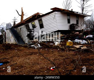 Schwere Stürme und Tornadoes, Madisonville, Ky, 8. Dezember 2005 – Ein Haus, das am 15. November von einem der F4 Tornado abgerissen wurde, der Hopkins und Marshall County im Westen von Kentucky heimsuchte, liegt am Rande eines Hügels. Präsident Bush hat am ersten Dezember eine föderale Katastrophenerklärung für diese Gebiete herausgegeben. Gewinnen Sie ein Foto von Henderson/FEMA. Fotos zu Katastrophen- und Notfallmanagementprogrammen, Aktivitäten und Beamten Stockfoto