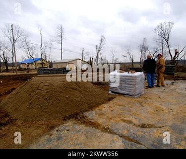 Severe Storms and Tornadoes, Madisonville, Ky, 12. Dezember 2005 - Darrel Qualls (rechts) und ein Freund diskutieren über sein neues, bald bevorstehendes Zuhause, das das am selben Ort zerstörte durch eines der F4 Tornados ersetzen wird, die die Gegend am 15. November getroffen haben. Zwei westliche Kentucky Counties, Hopkins und Marshall, kommen für staatliche Katastrophenhilfe in Betracht, die Präsident Bush am 1. Dezember abgab. Gewinnen Sie ein Foto von Henderson/FEMA. Fotos zu Katastrophen- und Notfallmanagementprogrammen, Aktivitäten und Beamten Stockfoto