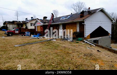 Severe Storms and Tornadoes, Madisonville, Ky, 12. Dezember 2005 - die Bauarbeiter arbeiten an den beschädigten Dächern benachbarter Häuser, die von einem der Tornados getroffen wurden, die von einem Sturmsystem ausgelöst wurden, das am Nachmittag des 15. November durch Hopkins und Marshall County gefegt wurde. Privatpersonen und Unternehmenseigentümer in diesen beiden westlichen Kentucky Counties haben Anspruch auf staatliche Katastrophenhilfe gemäß einer Erklärung von Präsident Bush vom ersten Dezember. Gewinnen Sie ein Foto von Henderson/FEMA. Fotos zu Katastrophen- und Notfallmanagementprogrammen, Aktivitäten und Beamten Stockfoto