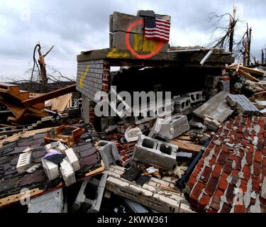 Severe Storms and Tornadoes, Madisonville, Ky, 8. Dezember 2005 - nichts als verstreute Ziegelsteine, Betonblöcke und eine Treppe ins nichts sind von einem Haus, das von einem der F4 Tornados getroffen wurde, die von einem Sturmsystem ausgelöst wurden, das am 15. November durch Hopkins und Marshall County gefegt wurde. Die Bewohner dieser beiden westlichen Kentucky Counties haben nun Anspruch auf staatliche Katastrophenhilfe gemäß einer Erklärung, die Präsident Bush im Dezember zuerst herausgegeben hat. Gewinnen Sie ein Foto von Henderson/FEMA. Fotos zu Katastrophen- und Notfallmanagementprogrammen, Aktivitäten und Beamten Stockfoto