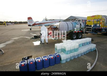 Severe Wildfire Threat, Shawnee, OK, 15. Januar 2006 Ein einmotoriger Lufttanker (SITZ) wird nachgefüllt, damit es einen weiteren Tropfen feuerhemmend auf eines der 15 Brände machen kann, die an diesem Tag ausbrachen. Bob McMillan/FEMA Photo.. Fotos zu Katastrophen- und Notfallmanagementprogrammen, Aktivitäten und Beamten Stockfoto