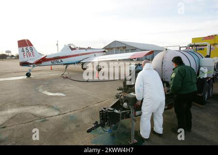 Severe Wildfire Threat, Shawnee, OK, 15. Januar 2006 Ein einmotoriger Lufttanker (SITZ) Flugzeug wird aufgefüllt, damit es einen weiteren Tropfen feuerhemmend auf eines der 15 Brände machen kann, die an diesem Tag ausbrachen. Bob McMillan/FEMA Photo.. Fotos zu Katastrophen- und Notfallmanagementprogrammen, Aktivitäten und Beamten Stockfoto