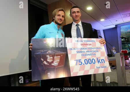 22.03.2016., Osijek, Kroatien - der offizielle Fans-Verein der kroatischen Nationalmannschaft Uvijek vjerni (immer treu) hat ihre jährlichen Preise für 2015 vergeben. Der Mittelfeldspieler Ivan Rakitic aus Barcelona, der in der letzten Saison die Trophäen Spanische Liga, Pokal, Champions League, Europameisterschaft und Weltverein-Meisterschaft gewonnen hat, gewann den Vatrena krila Award für den „Besten und Größten Spieler“ 2015 nach Angaben der Fans. Rakitische Spende für die Renovierung des Vodotoranj (Wasserturm) in Vukovar wurde im Heimatkrieg für die Unabhängigkeit zerstört. Ivan Rakitic und Bürgermeister von Vukovar Ivan Penava. Stockfoto