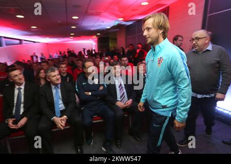 22.03.2016., Osijek, Kroatien - der offizielle Fans-Verein der kroatischen Nationalmannschaft Uvijek vjerni (immer treu) hat ihre jährlichen Preise für 2015 vergeben. Der Mittelfeldspieler Ivan Rakitic aus Barcelona, der in der letzten Saison die Trophäen Spanische Liga, Pokal, Champions League, Europameisterschaft und Weltverein-Meisterschaft gewonnen hat, gewann den Vatrena krila Award für den „Besten und Größten Spieler“ 2015 nach Angaben der Fans. Foto: Marko Mrkonjic/PIXSELL Stockfoto