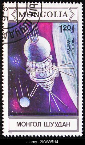 MOSKAU, RUSSLAND - 29. OKTOBER 2022: Poststempel gedruckt in der Mongolei zeigt Vostok, Space Research Serie, circa 1988 Stockfoto