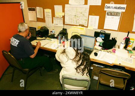 Severe Wildfire Threat, Shawnee, OK, 18. Januar 2006 Betreiber des Luftwaffenstützpunkts Rdaio Jim Marett und Mitarbeiter des North Carolina Forest Service Roberta Belcher koordinieren Luftwaffenstützpunkte, die mehrere Brände in Oklahoma bekämpfen. Bob McMillan/FEMA Photo.. Fotos zu Katastrophen- und Notfallmanagementprogrammen, Aktivitäten und Beamten Stockfoto