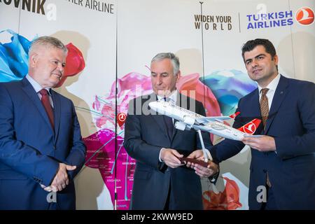 Die Eröffnung der neuen, 285. Flugziele der Welt von Turkish Airlines fand heute Morgen auf dem Flughafen in Dubrovnik statt, mit der ersten Landung eines Flugzeugs aus Istanbul. Abdulkerim Cay, Chief Human Resources Officer von Turkish Airlines, Bürgermeister Andro Vlahusic, Nikola Dobroslavic. Stockfoto