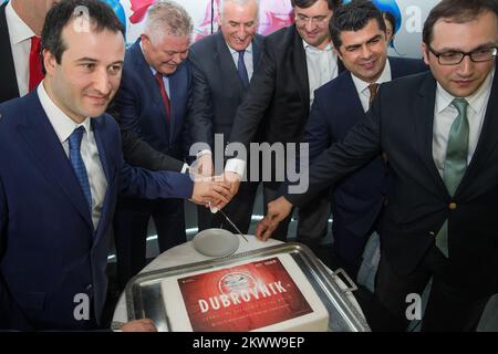 Die Eröffnung der neuen, 285. Flugziele der Welt von Turkish Airlines fand heute Morgen auf dem Flughafen in Dubrovnik statt, mit der ersten Landung eines Flugzeugs aus Istanbul. Abdulkerim Cay, Chief Human Resources Officer von Turkish Airlines, Bürgermeister Andro Vlahusic, Nikola Dobroslavic. Stockfoto